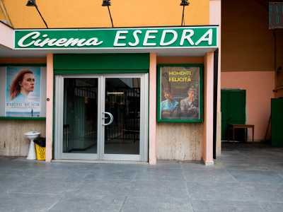 E infine con orgoglio ci porta davanti al fiore all�occhiello della comunit�: il cinema Esedra, posto accanto al luogo di culto